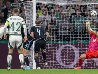 Liam Scales (vľavo) strieľa gól v zápase Celtic Glasgow - ŠK Slovan Bratislava v ligovej fáze Ligy majstrov.