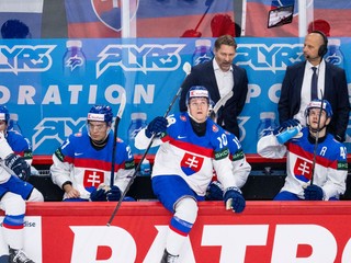 Tréner Vladimír Országh a hokejisti Slovenska na MS 2025. 