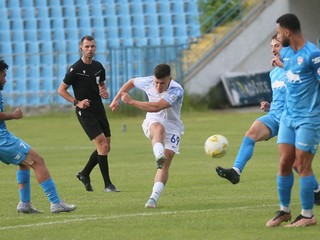Jakub Škovran (Lokomotíva Košice) obkľúčený hráčmi MŠK Rimavská Sobota.