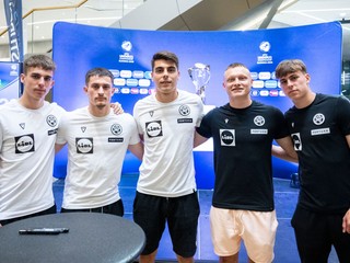 Mário Sauer, Adrián Kaprálik, Adam Obert, Nino Marcelli a Leo Sauer pózujú pred domácimi ME hráčov do 21 rokov.