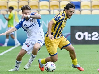 vpravo Tsotne Kapanadze (DAC) a vľavo Ben Cottrell (Michalovce) bojujú o loptu