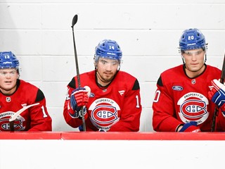 Juraj Slafkovský (vpravo) a jeho spoluhráči Nick Suzuki (uprostred) a Cole Caufield sedia na striedačke počas tréningového zápasu.