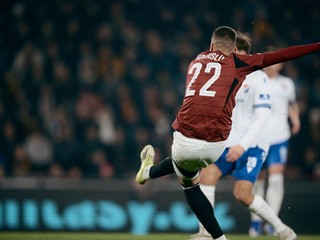 Lukáš Haraslín strieľa gól