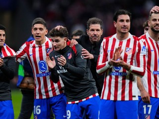 Slovenský futbalista v drese Atlética Madrid Dávid Hancko (vpravo) sa teší so spoluhráčmi