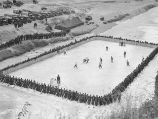 Hokej, ilustračná historická fotografia. 
