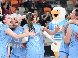 Na snímke volejbalistky VK Slovan Bratislava sa tešia zo zisku titulu.