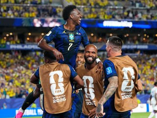 Brazílsky hráč Vinicius Junior (hore 7) oslavuje so spoluhráčmi 