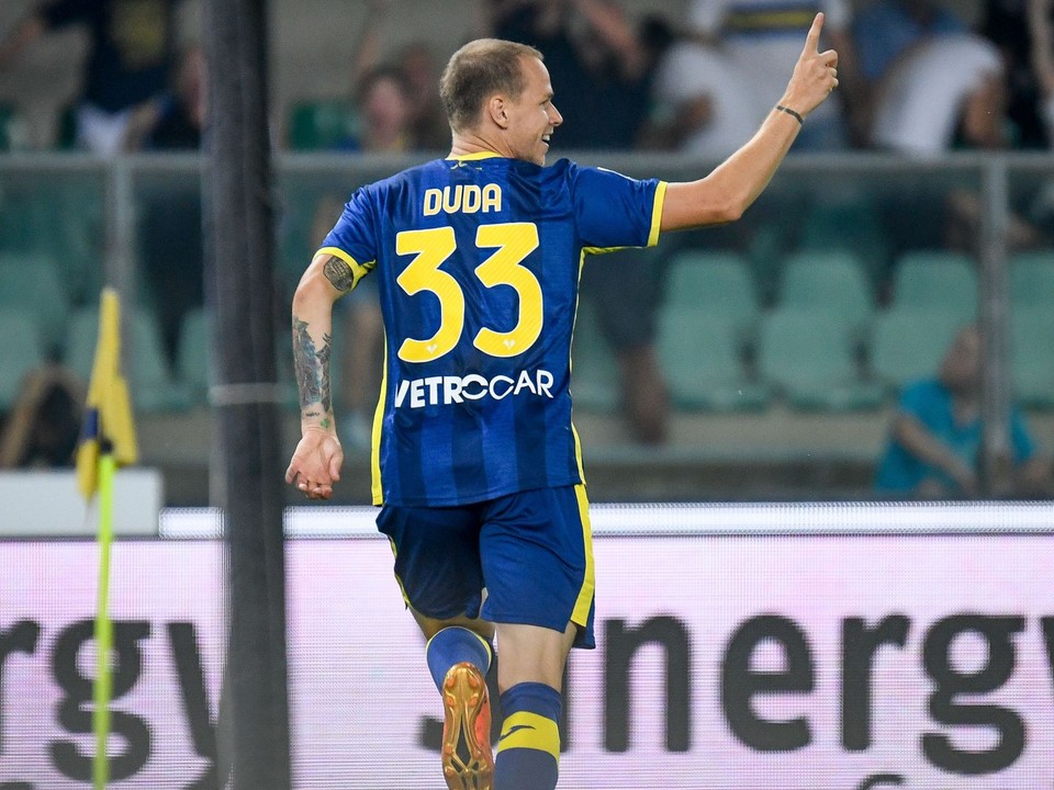 Ondrej Duda sa teší z gólu v drese Hellas Verona.