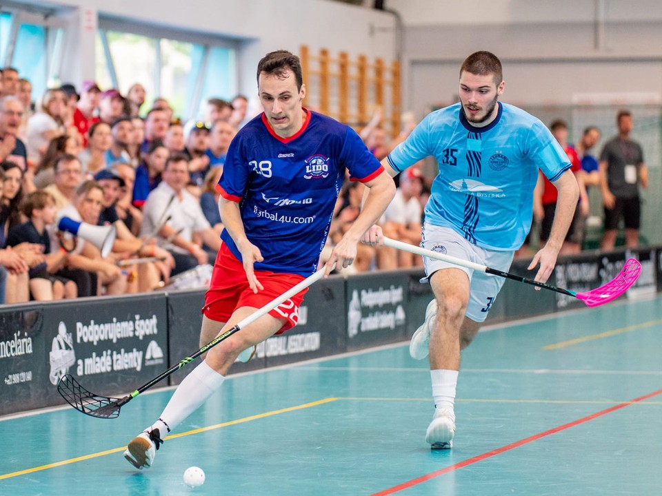 Hráči ŠK Lido Bratislava a Tsunami Záhorská Bystrica vo finále play-off extraligy mužov vo florbale. 