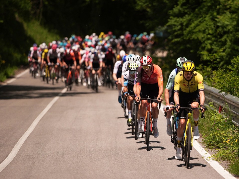 Pelotón počas Giro d'Italia 2025.  