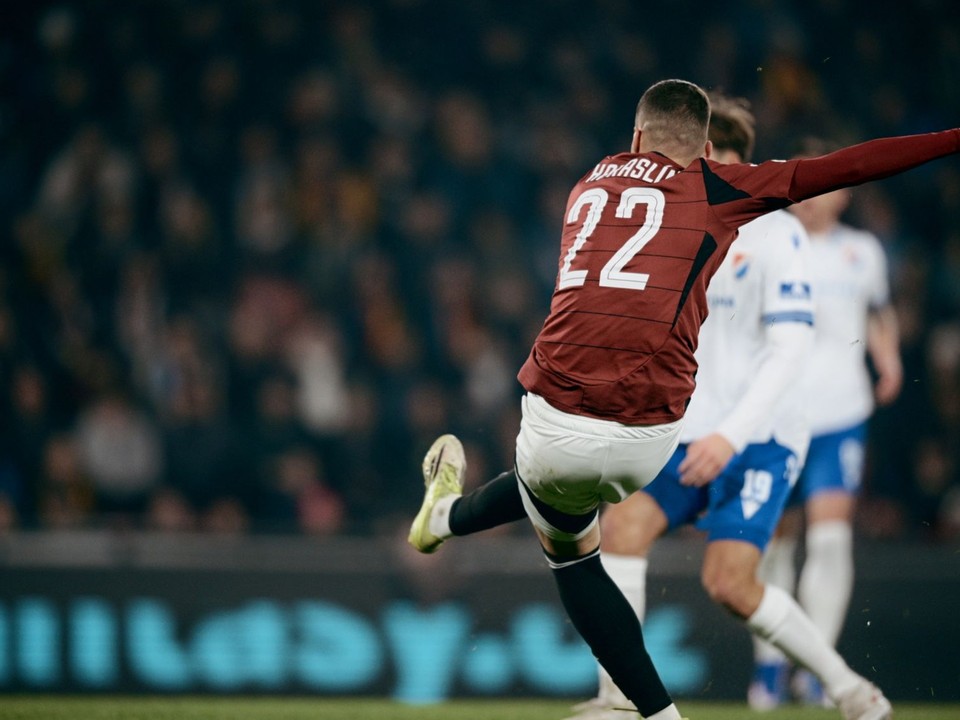 Lukáš Haraslín strieľa gól