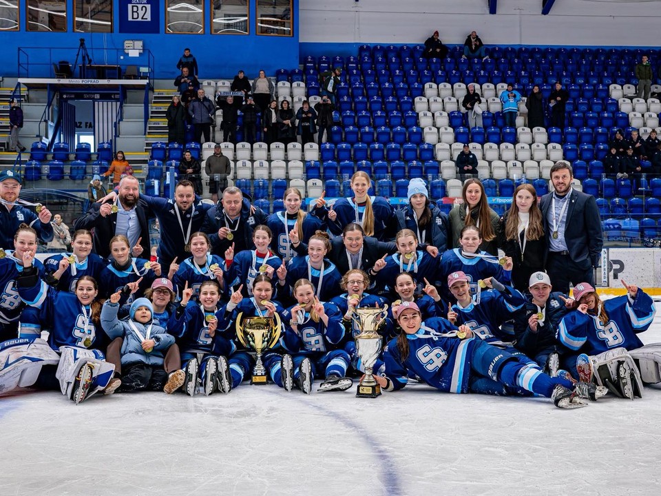 Slovanistky oslavujú titul.