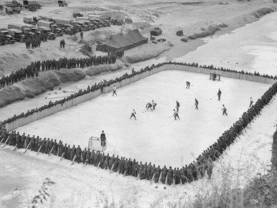 Hokej, ilustračná historická fotografia. 