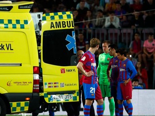 Hráči z FC Barcelona pri prevoze Ronalda Arauja do sanitky.