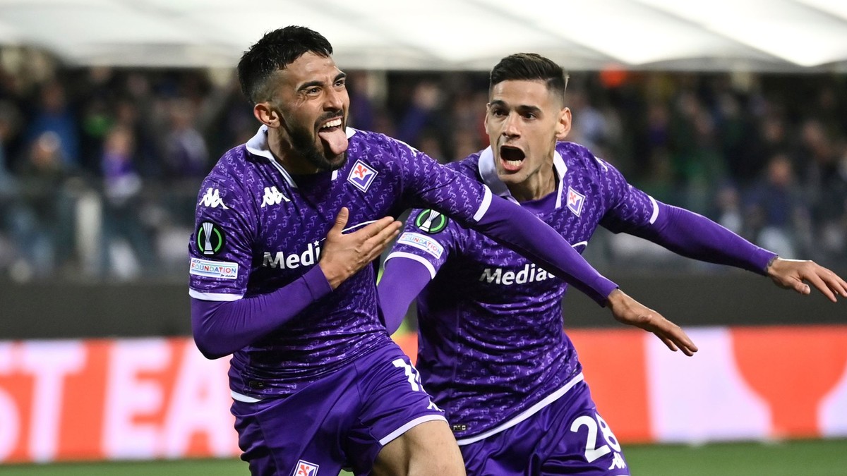 Nicolas Gonzalez oslavuje gól počas zápasu štvrťfinále Konferenčnej ligy Fiorentina - Plzeň. 