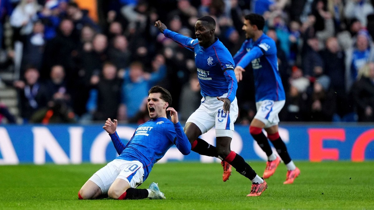 Futbalisti Glasgow Rangers oslavujú gól.