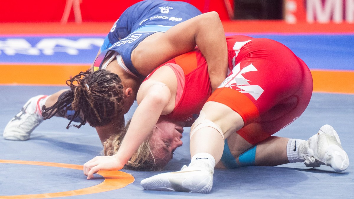Na snímke sprava slovenská zápasníčka Réka Hegedüsová a Maria Victoria Baezová