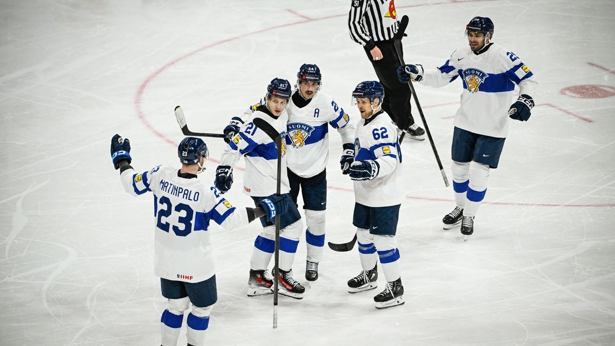 Hráči Fínska oslavujú gól na MS v hokeji 2025