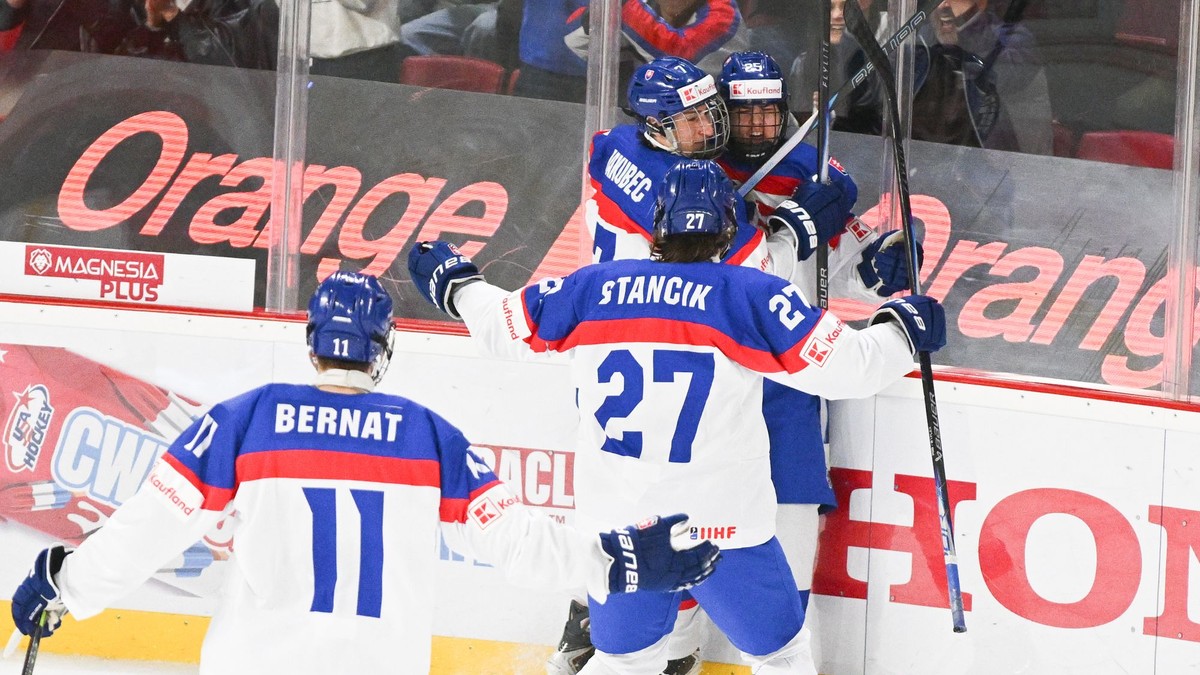 Na snímke hráči Slovenska zľava Lucian Bernát, David Stančík a Michal Jakubec sa tešia z gólu.