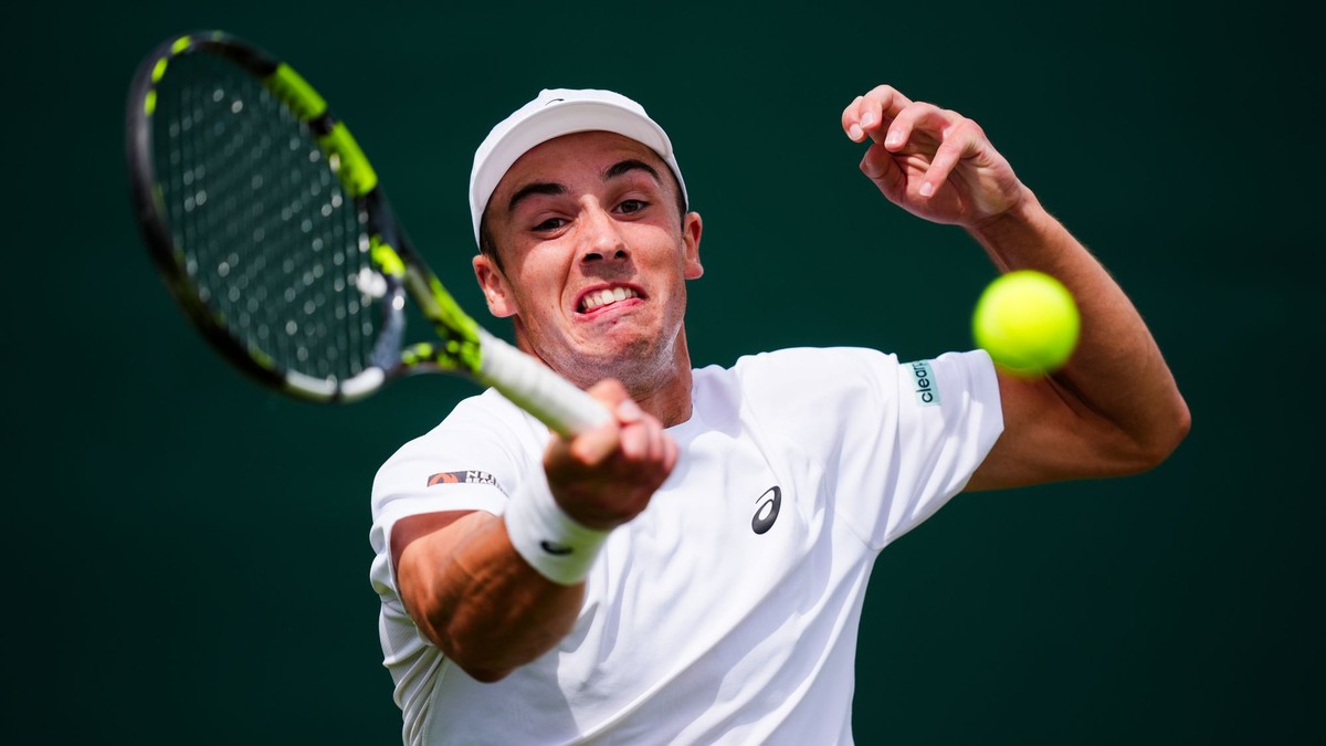 Britský tenista Oliver Tarvet v zápase 1. kola na grandslamovom turnaji vo Wimbledone proti Francúzovi Arthurovi Rinderknechovi. 