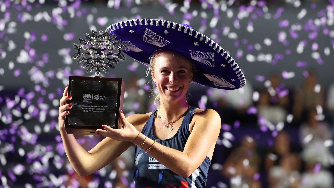 Magdalena Frechová s trofejou po víťazstve na turnaji WTA v Guadalajare 2024.