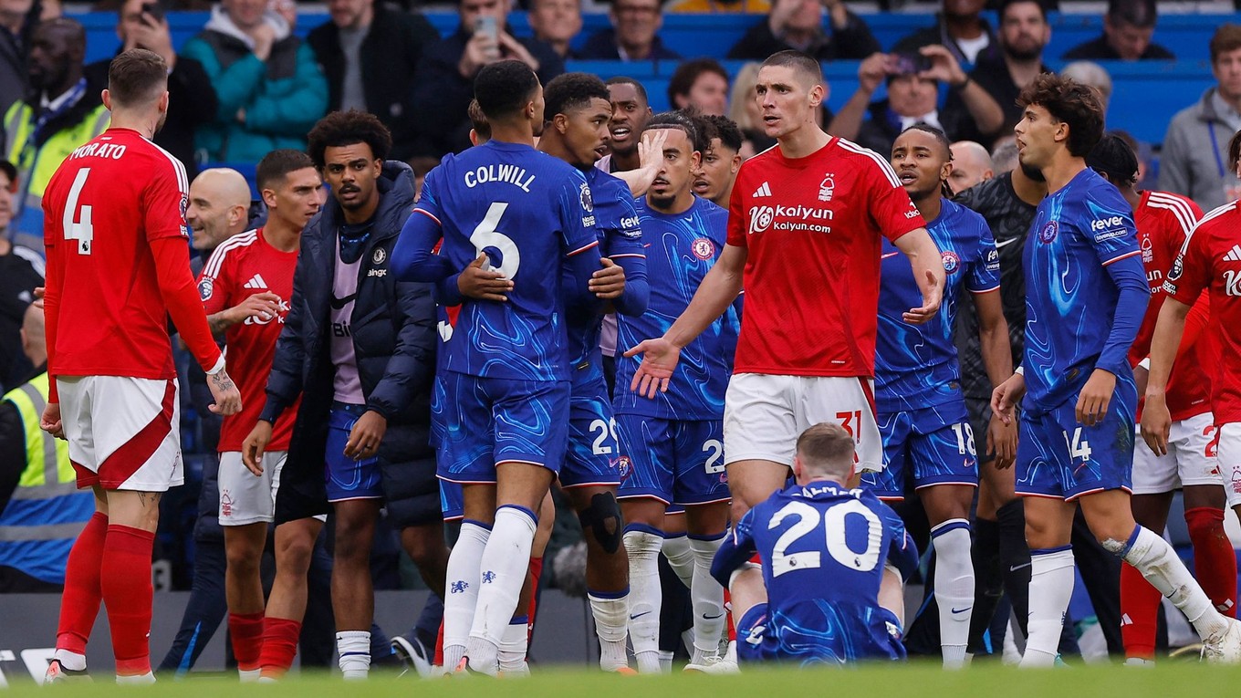 Bitka medzi hráčmi Chelsea a Nottinghamom Forest. 