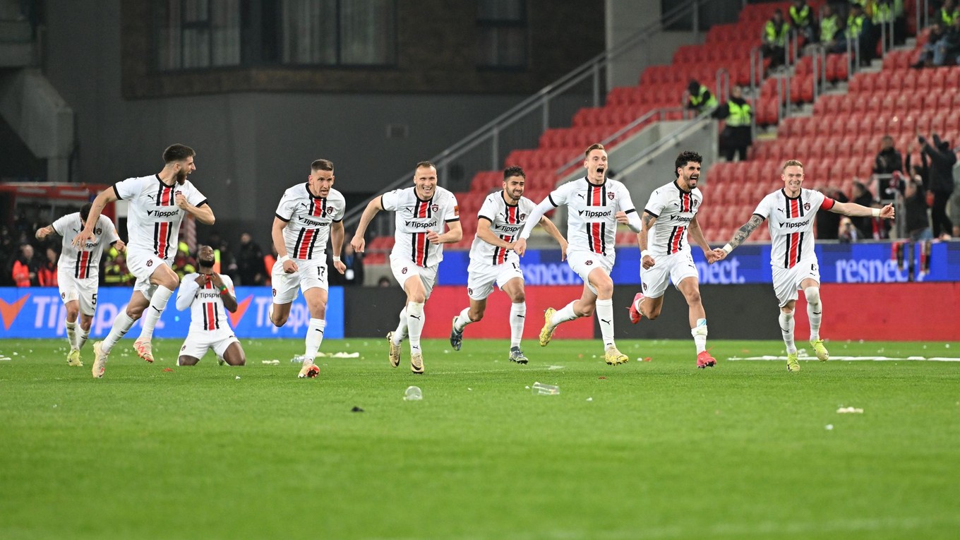 Hráči Trnavy sa tešia po rozhodujúcej penalte po skončení odvety semifinále Slovenského pohára FC Spartak Trnava - ŠK Slovan Bratislava.