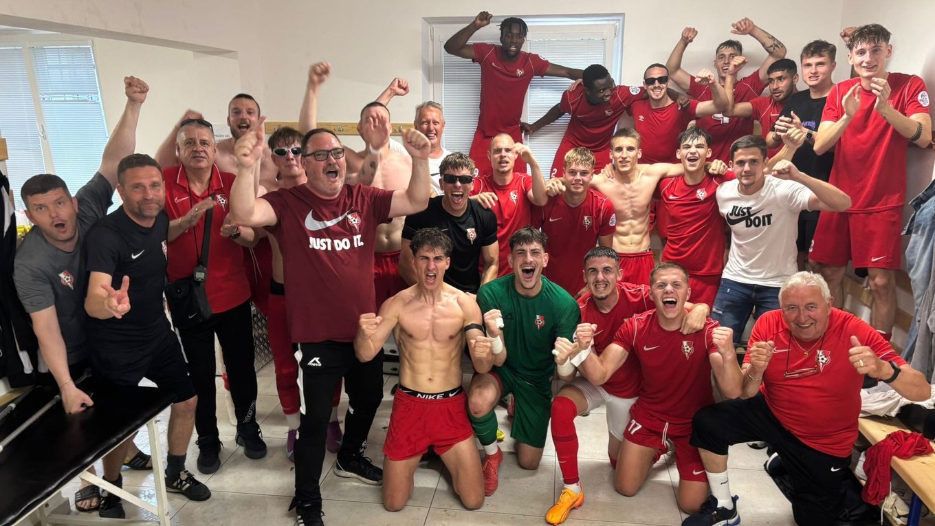 Kabína ŠKF Sereď po zabezpečení prvého miesta v III. lige Západ.