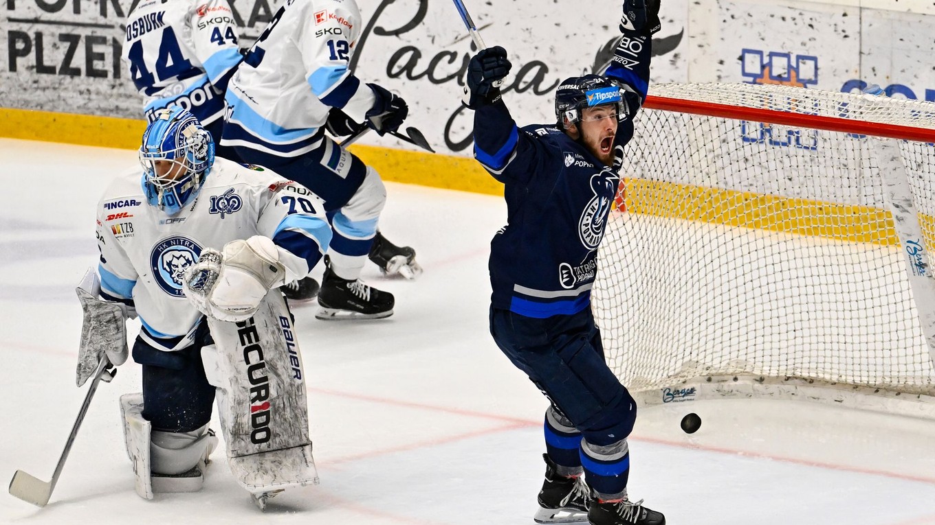 Brankár Nitry Jasper Patrikainen a hráč Popradu Aurel Nauš.