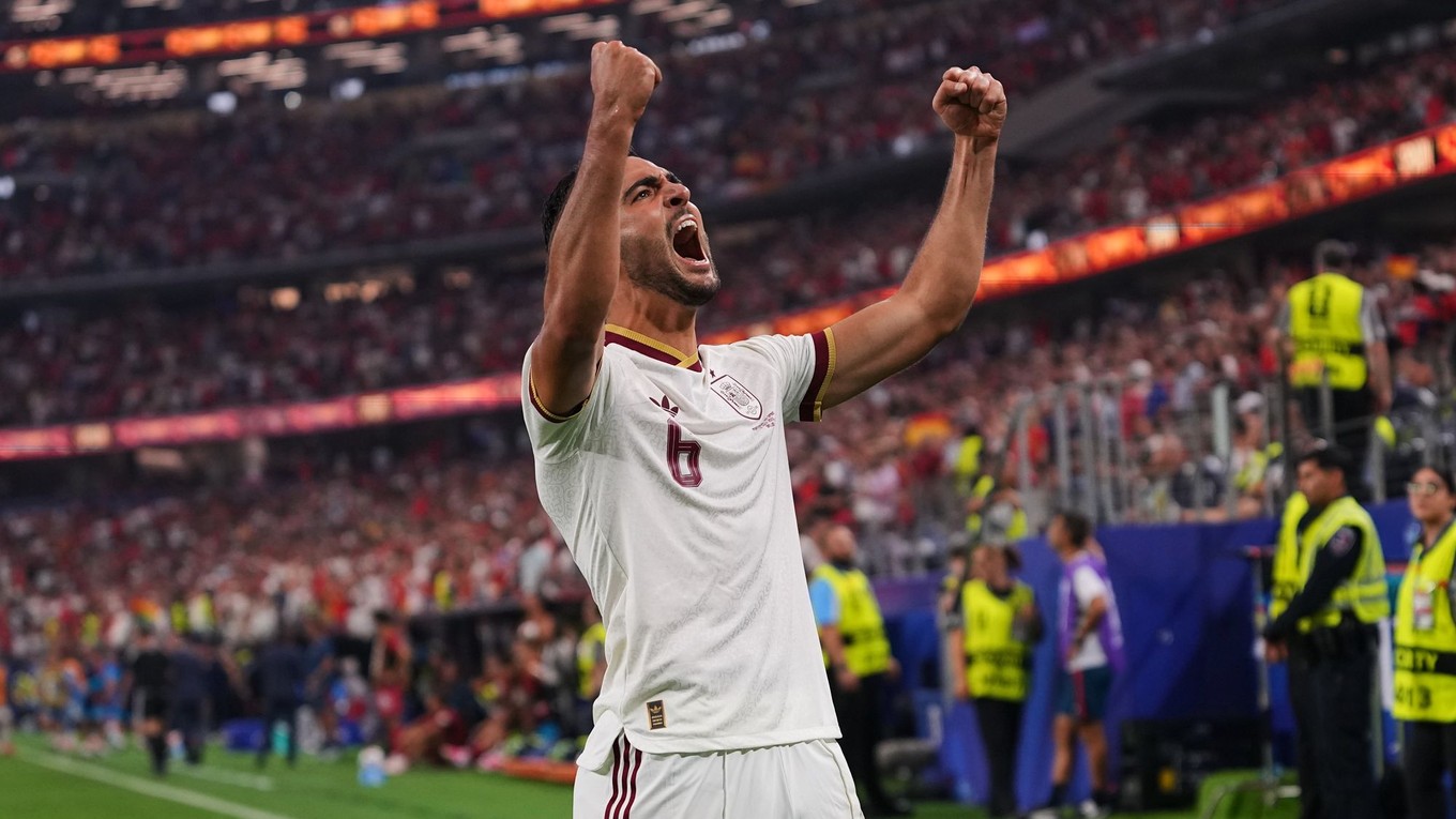 Hráč Španielska Mikel Merino (6) sa teší z gólu v osemfinálovom dueli Portugalsko - Španielsko na majstrovstvách sveta
