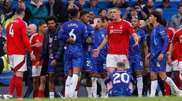 Bitka medzi hráčmi Chelsea a Nottinghamom Forest. 