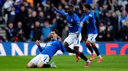 Futbalisti Glasgow Rangers oslavujú gól.