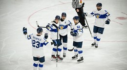 Hráči Fínska oslavujú gól na MS v hokeji 2025