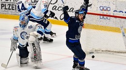 Brankár Nitry Jasper Patrikainen a hráč Popradu Aurel Nauš.