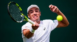 Britský tenista Oliver Tarvet v zápase 1. kola na grandslamovom turnaji vo Wimbledone proti Francúzovi Arthurovi Rinderknechovi. 