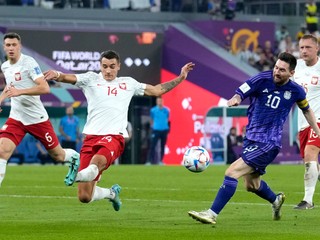 Poľský futbalista Jakub Kiwior sa na MS 2022 snaží zabrániť vystreliť Lionelovi Messimu.