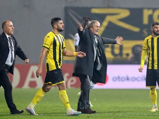Prezident Istanbulsporu diriguje svojich hráčov.