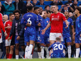 Bitka medzi hráčmi Chelsea a Nottinghamom Forest. 