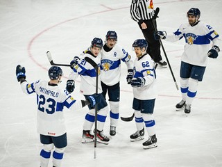 Hráči Fínska oslavujú gól na MS v hokeji 2025