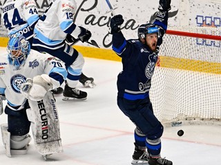 Brankár Nitry Jasper Patrikainen a hráč Popradu Aurel Nauš.