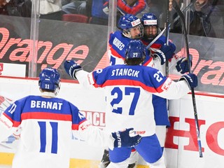 Na snímke hráči Slovenska zľava Lucian Bernát, David Stančík a Michal Jakubec sa tešia z gólu.