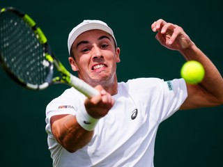 Britský tenista Oliver Tarvet v zápase 1. kola na grandslamovom turnaji vo Wimbledone proti Francúzovi Arthurovi Rinderknechovi. 