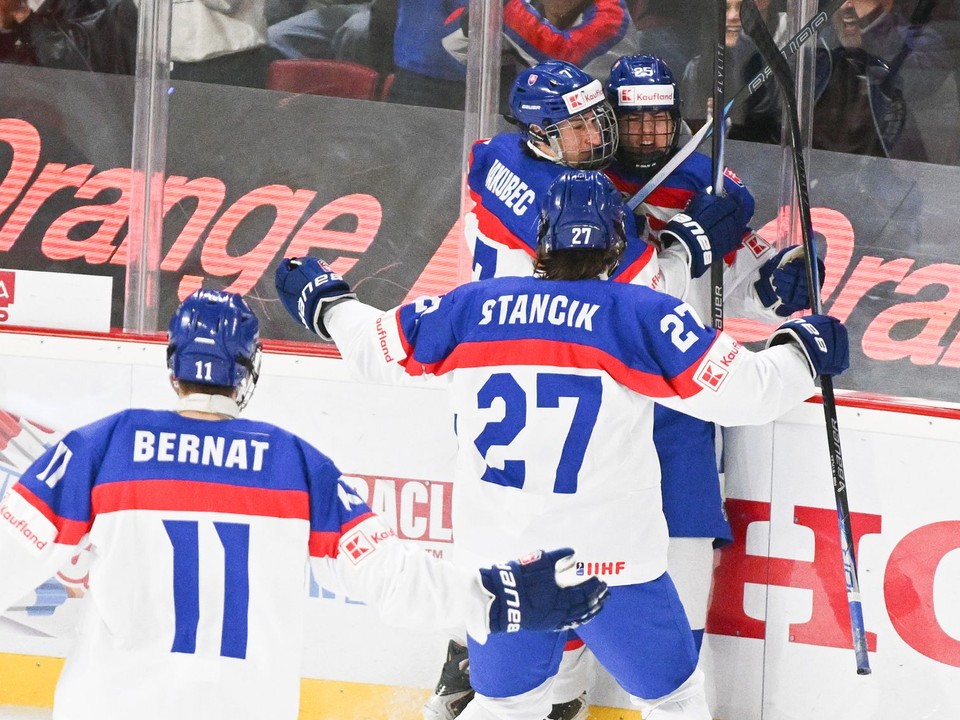 Na snímke hráči Slovenska zľava Lucian Bernát, David Stančík a Michal Jakubec sa tešia z gólu.