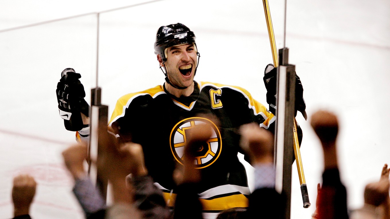 Zdeno Chára na archívnej fotografii v drese Boston Bruins.