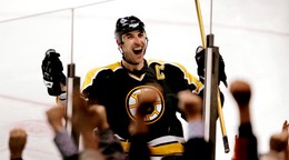Zdeno Chára na archívnej fotografii v drese Boston Bruins.