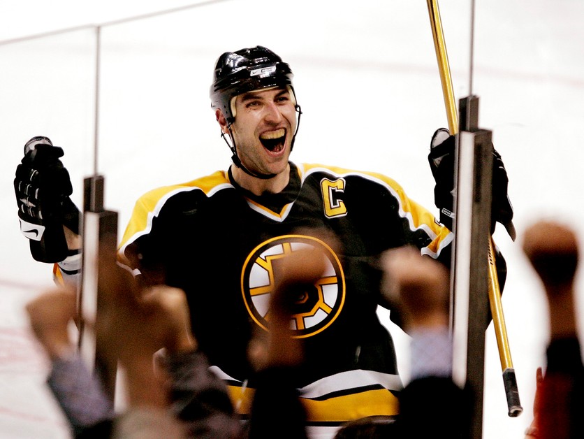 Zdeno Chára na archívnej fotografii v drese Boston Bruins.