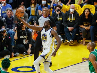 Momentka z finále NBA: Golden State - Boston.