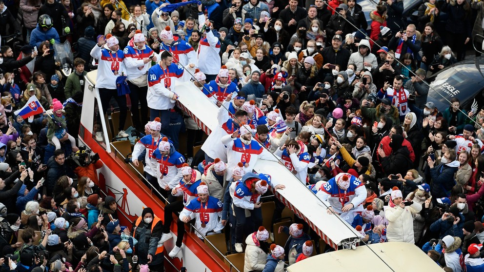 Slovenskí hokejisti počas osláv olympijského bronzu v Bratislave.