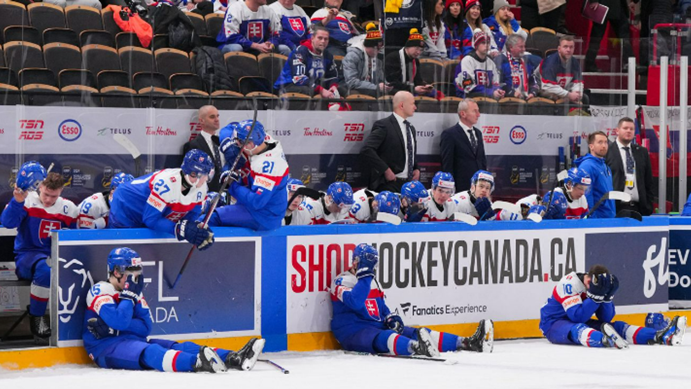 Slovenskí hokejisti smútia po vypadnutí z MS do 20 rokov 2024.