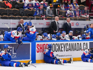 Slovenskí hokejisti smútia po vypadnutí z MS do 20 rokov 2024.